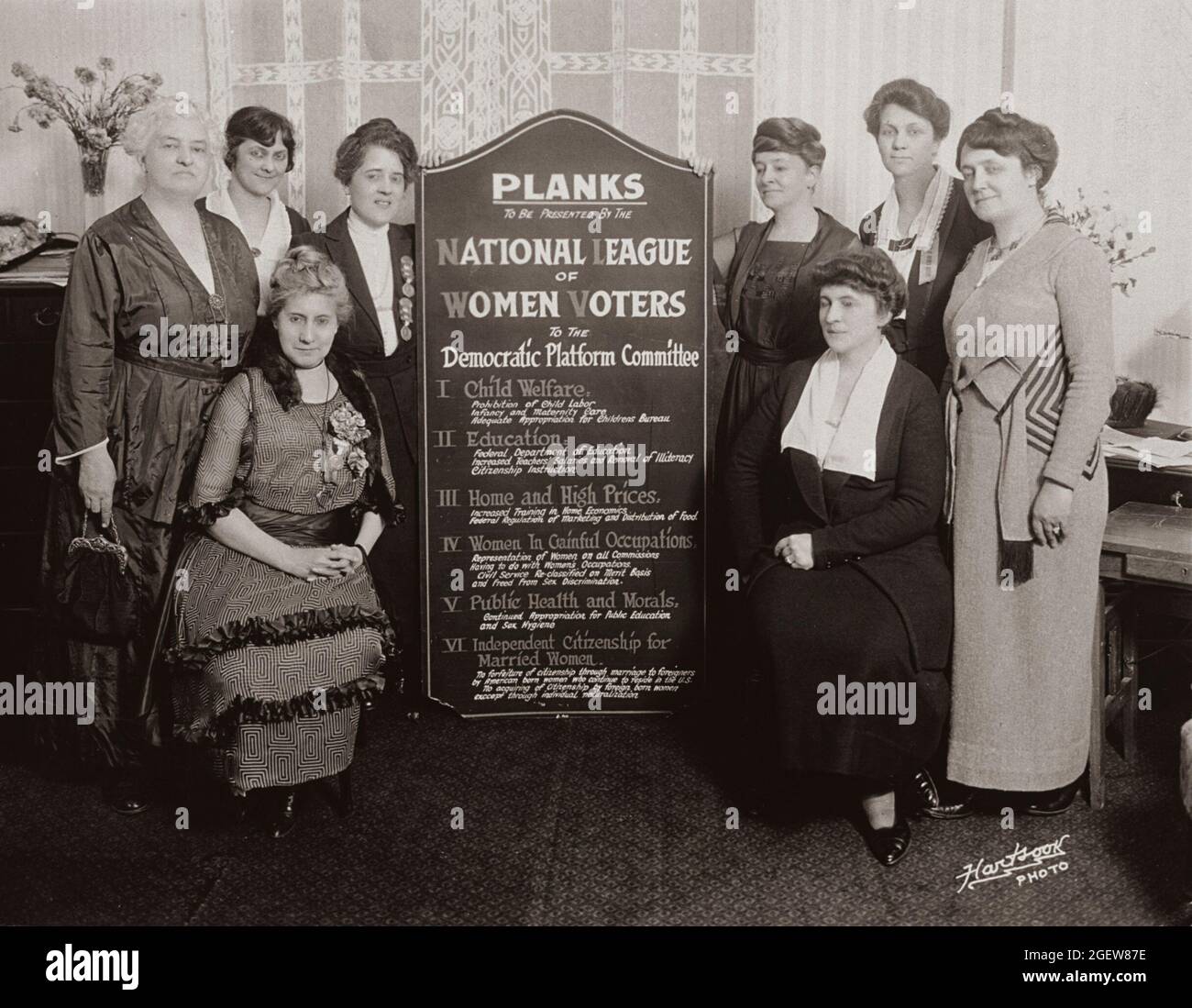 Pattie Ruffner Jacobs (links) und Maud Wood Park (rechts) mit einem Schild, auf dem die Planken aufgeführt sind, die der NLWV am 1920. Juni dem Komitee der Demokratischen Plattform präsentieren wird. Stockfoto