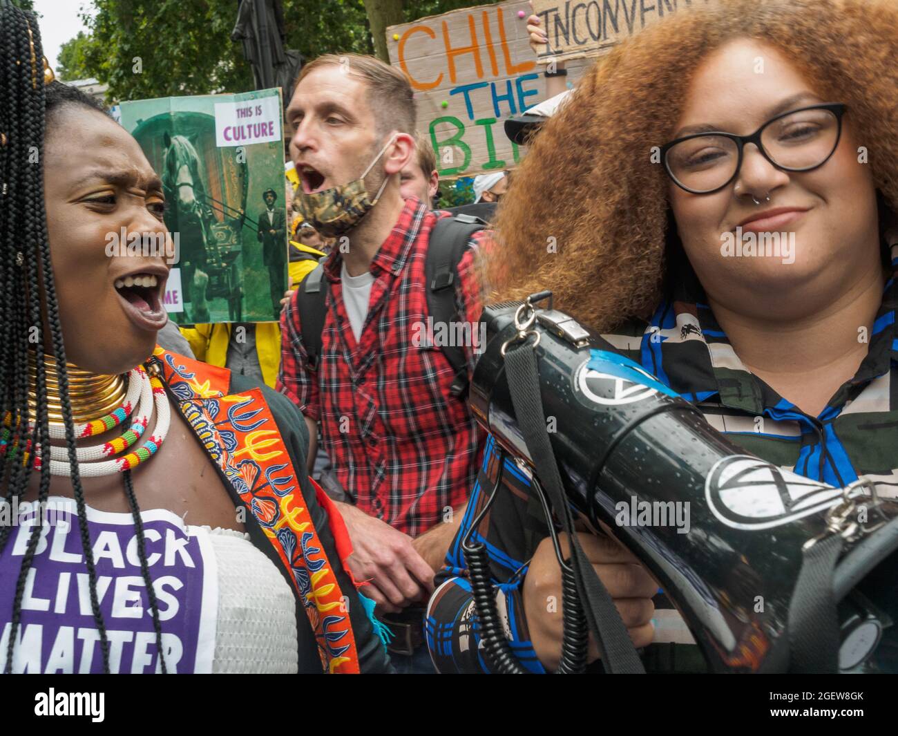 London, Großbritannien. August 2021. Black Lives Matter Demonstranten führen den „Kill the Bill“-marsch gegen den PSCC-Gesetzentwurf an, der der Polizei und dem Justizsystem entsetzliche neue Befugnisse geben wird, um Proteste zum Schweigen zu bringen, Stopp- und Suchrechte auszuweiten, Kinder in „Sicherheitsschulen“ einzusperren und den Lebensstil von Zigeunern, Roma und Reisenden zu kriminalisieren. Das Gesetz scheint besonders auf die Proteste von Black Lives Matter und Extinction Rebellion ausgerichtet zu sein. Peter Marshall/Alamy Live News Stockfoto