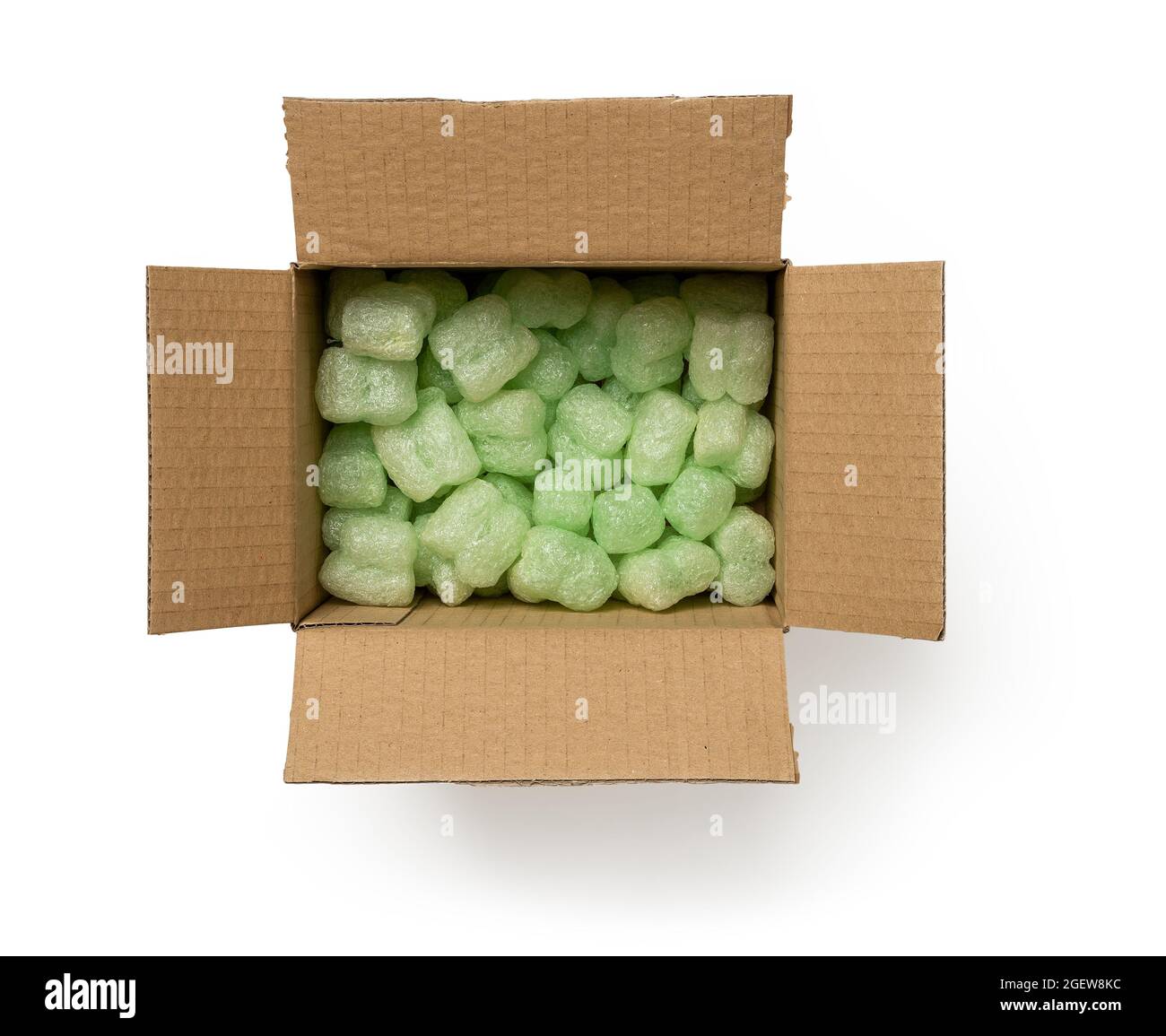 Verpackung Schaumstofffüller im Karton isoliert auf weißem Hintergrund.  Offene braune Box gefüllt mit grünen losen Füllern zum Schutz empfindlicher  Pakete Stockfotografie - Alamy