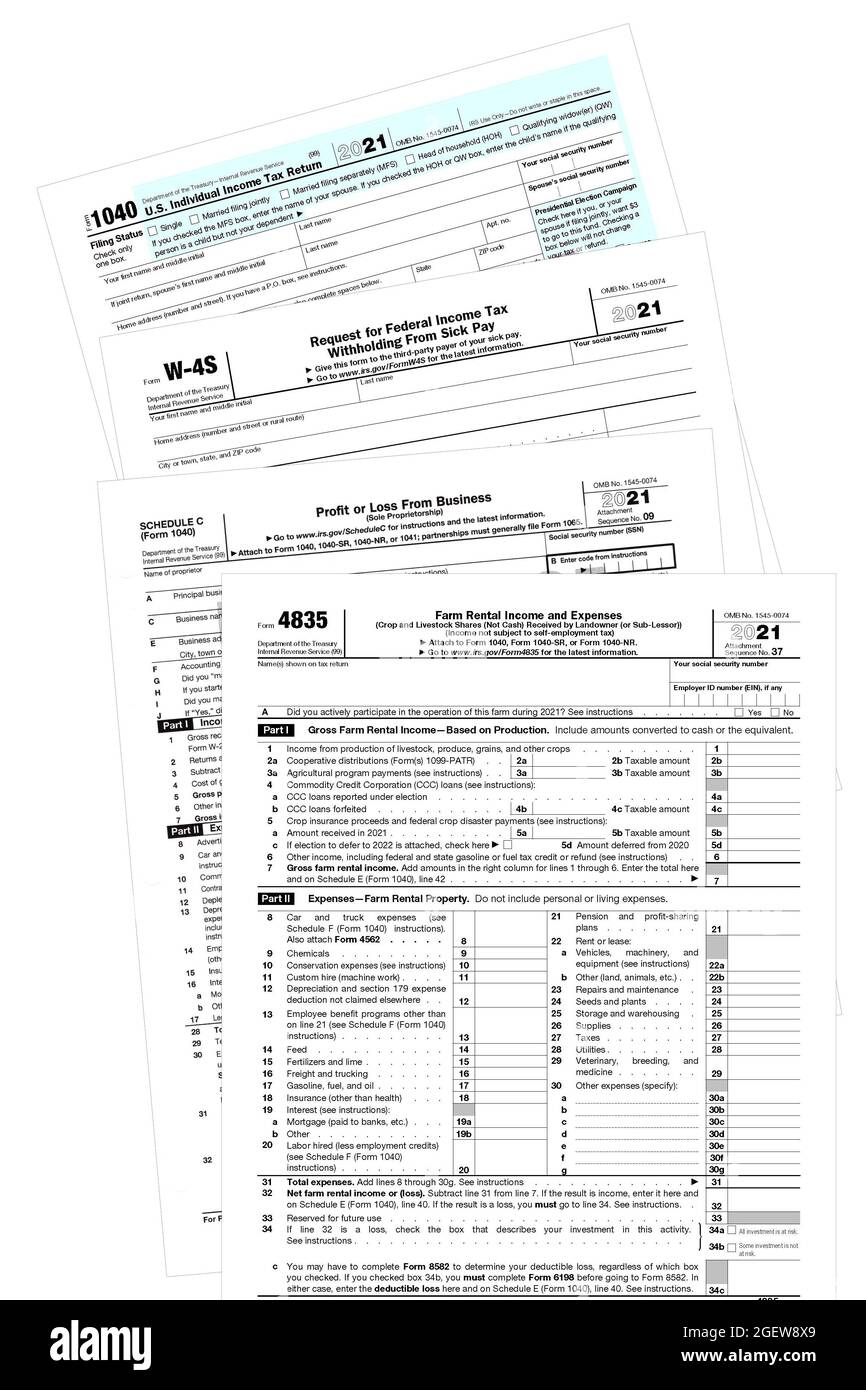 2021 IRS-Steuerformulare auf einem weißen Desktop. Stockfoto