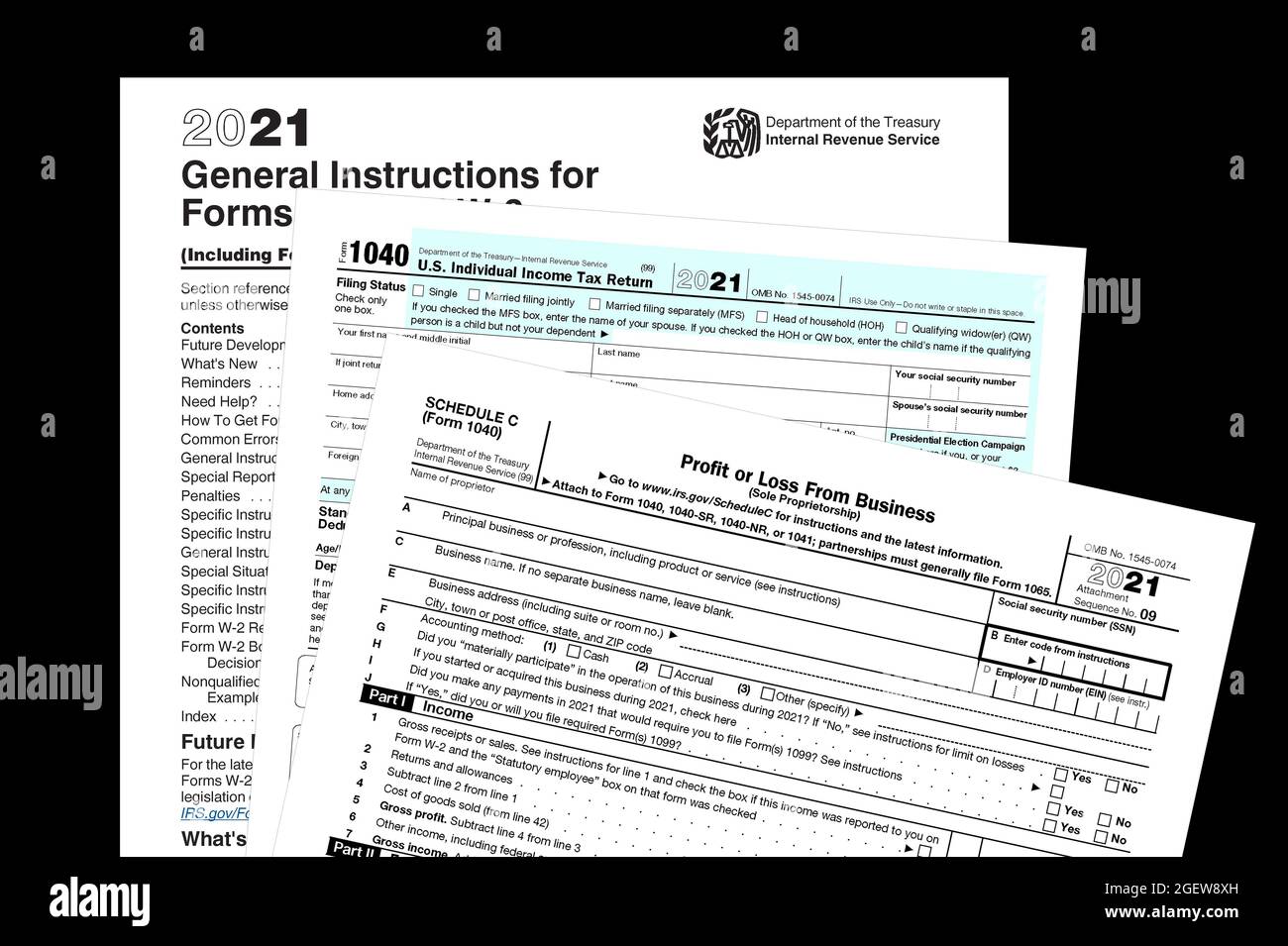 2021 IRS-Steuerformulare auf einem schwarzen Schreibtisch. Stockfoto