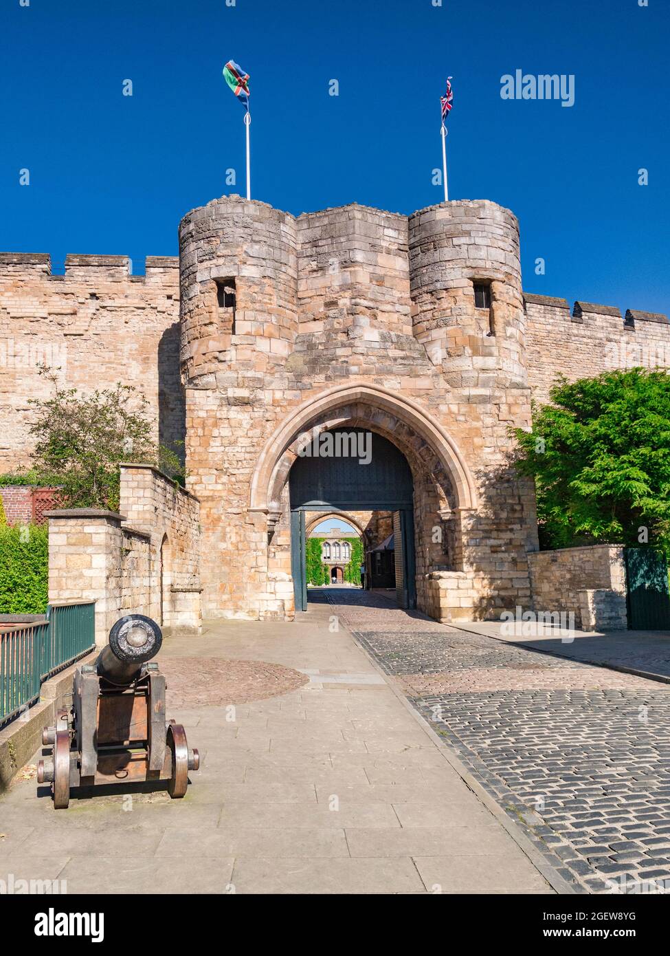 2 July 2019 Lincoln, UK - der Eingang zum Schloss und eine alte Kanone, die draußen sianding. Stockfoto