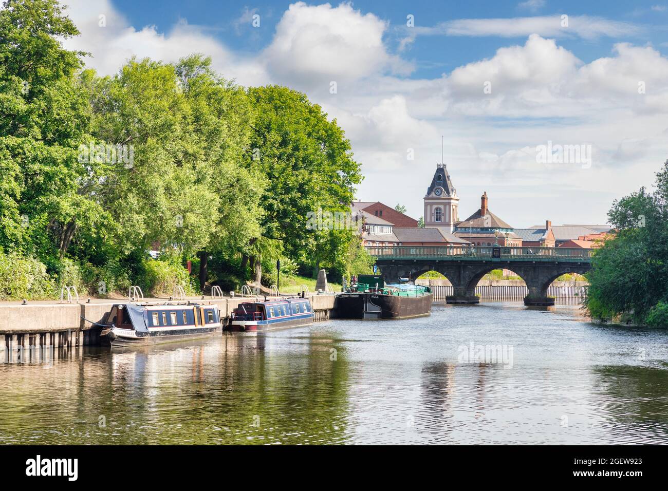 4. Juli 2019: Newark on Trent, Nottinghamshire, Großbritannien - der Fluss Trent, mit Schmalbooten, und die historische Trent Bridge, erbaut 1775. Stockfoto