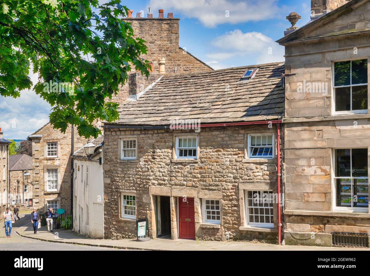 12. Juli 2019: Lancaster, Großbritannien - das Cottage Museum, das einen Einblick in das frühe viktorianische Leben gibt, eine Gruppe von Menschen, die den Hügel hinaufgehen. Stockfoto