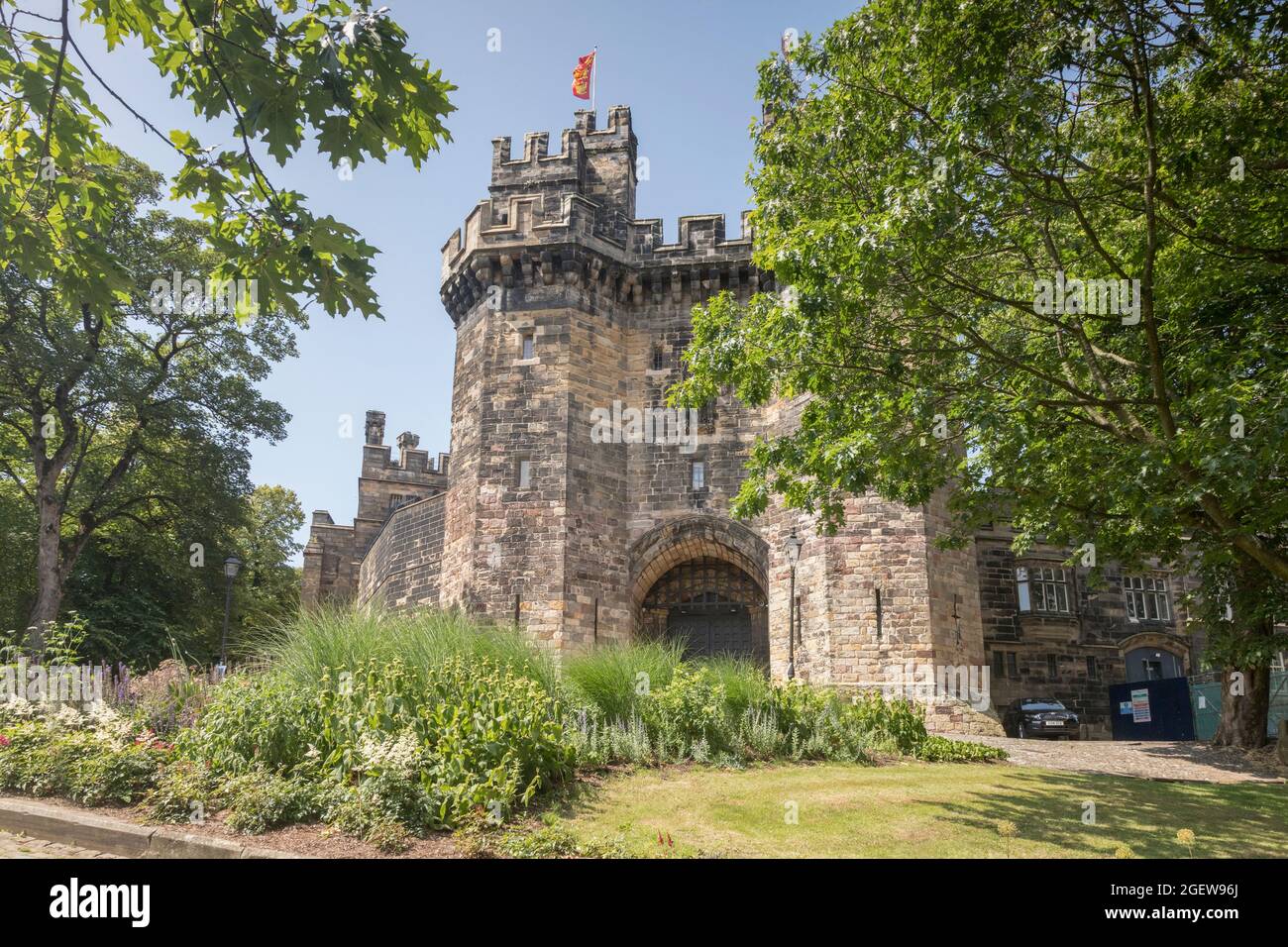 12. Juli 2019: Lancaster, Großbritannien - Lancaster Castle, der Vordereingang, umgeben von seinem Garten. Es war bis zu seiner Schließung Großbritanniens Gefängnis mit der längsten Haftstrafe Stockfoto