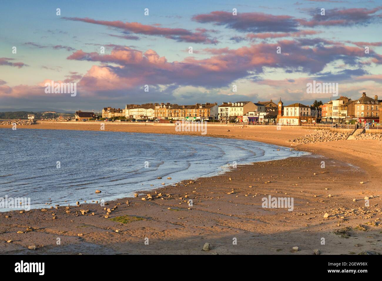 13. Juli 2019: Morecambe, Lancashire, Großbritannien - der Strand bei Sonnenuntergang, mit steigender Flut. Stockfoto