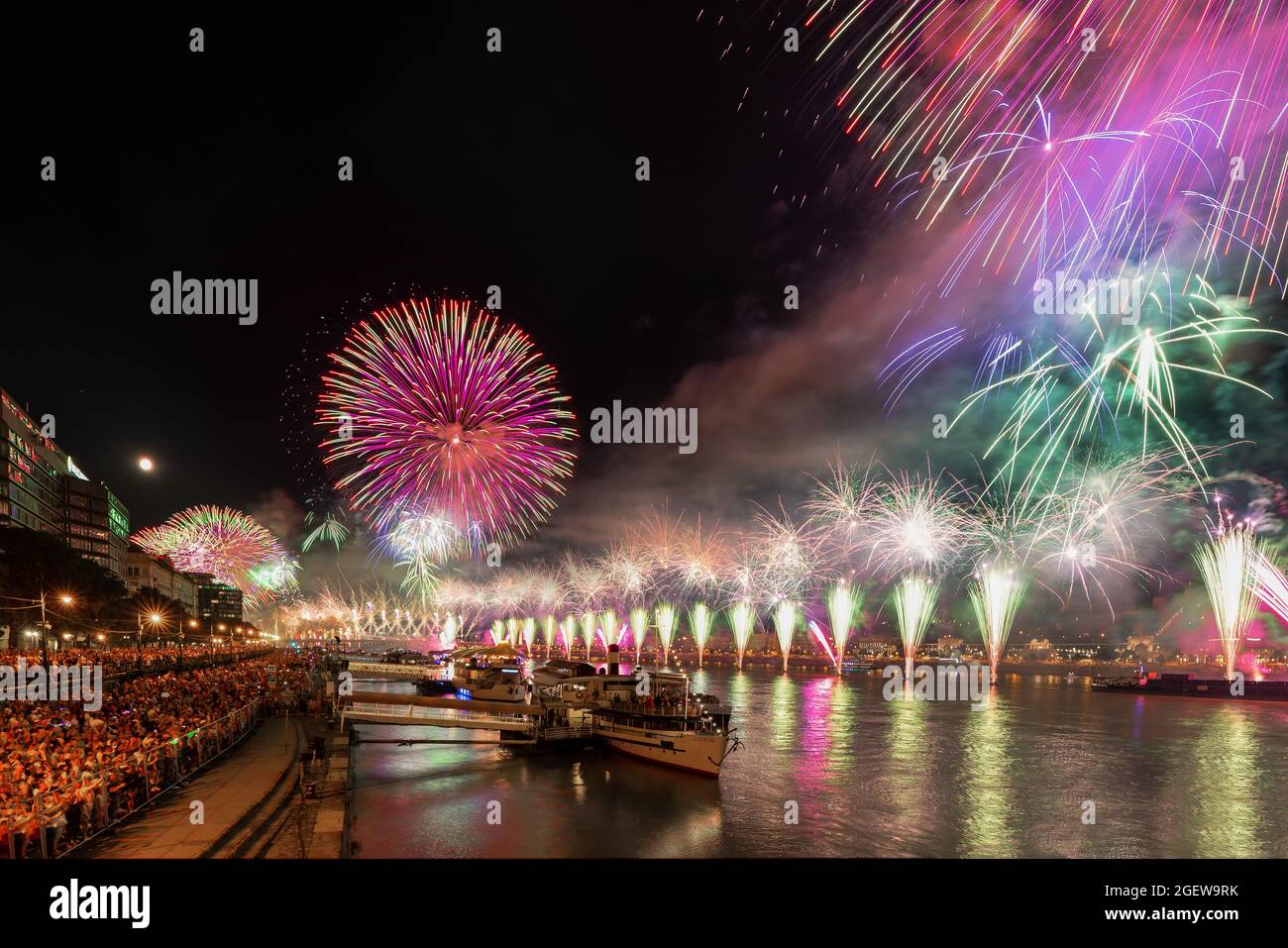 Feuerwerk zum State Foundation Day am 2022 20.. August. Feuerwerk über der Donau in Budapest, Ungarn. Buda Schloss auf der linken Seite Kette bri Stockfoto