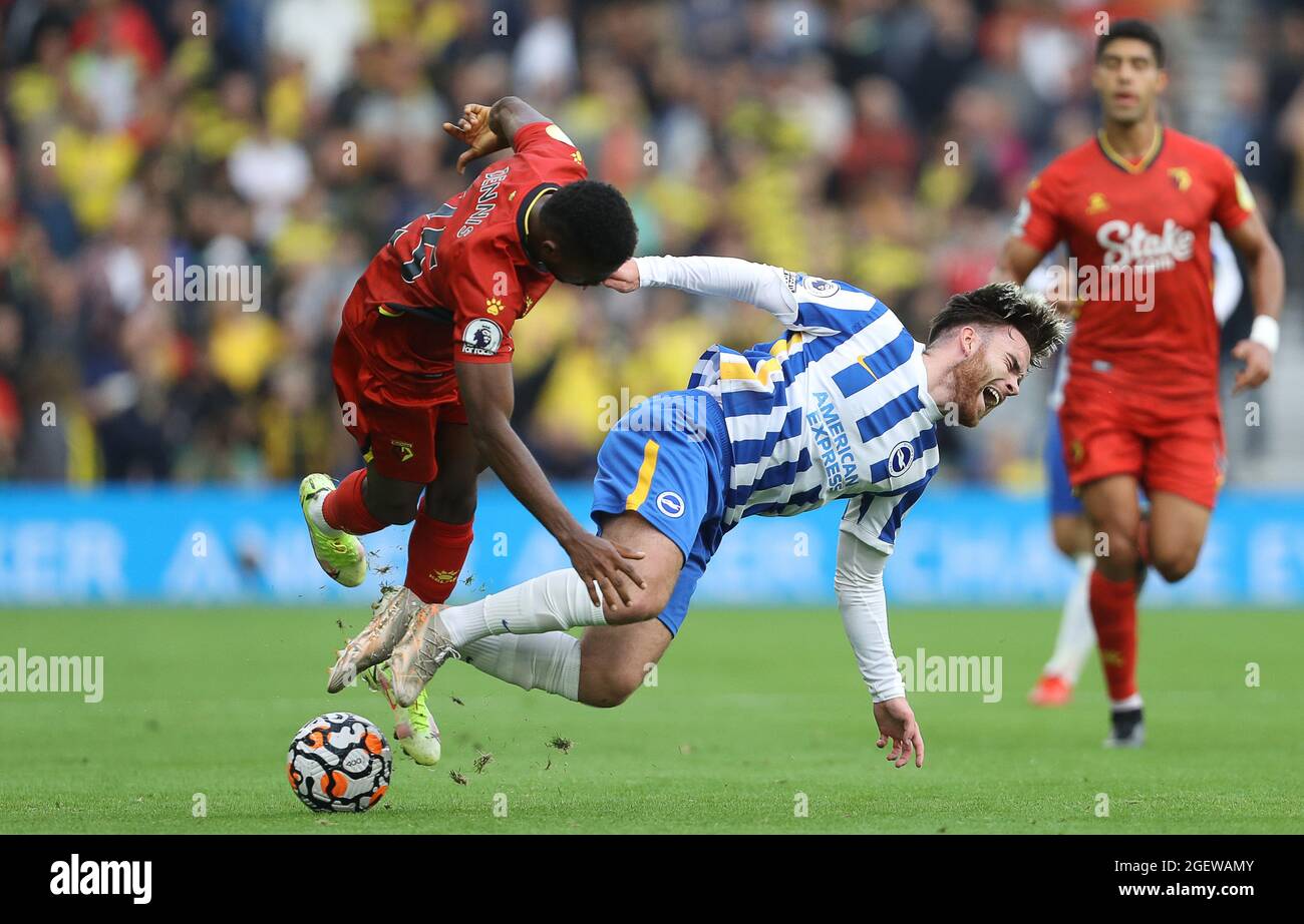 Brighton und Hove, England, 21. August 2021. Aaron Connolly von Brighton und Hove Albion wird während des Premier League-Spiels im AMEX Stadium, Brighton und Hove von Emmanuel Dennis aus Watford herausgefordert. Bildnachweis sollte lauten: Paul Terry / Sportimage Stockfoto