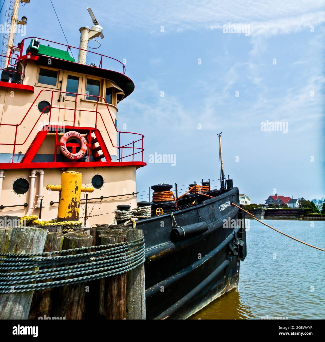 Der Schlepper Ludington diente in der D-Day-Invasion des Zweiten Weltkriegs in der Normandie und liegt jetzt im Harbor Park am Kewaunee River in Downtown, Kewaunee, WI Stockfoto