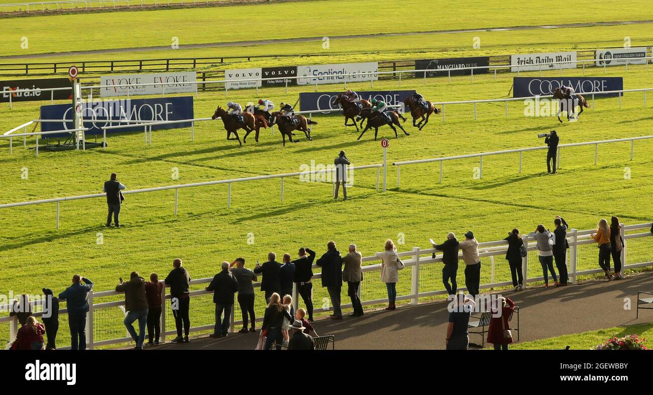 Pineapple Express mit J Slattery (links) gewinnt den Irish European Breeders Fund, der die Irish Champions Weekend-Stutfohlen Handicap auf der Curragh Racecourse unterstützt. Bilddatum: Samstag, 21. August 2021. Siehe PA Story RACING Curragh. Bildnachweis sollte lauten: Niall Carson/PA Wire. EINSCHRÄNKUNGEN: Die Nutzung unterliegt Einschränkungen. Nur redaktionelle Verwendung, keine kommerzielle Nutzung ohne vorherige Zustimmung des Rechteinhabers. Stockfoto