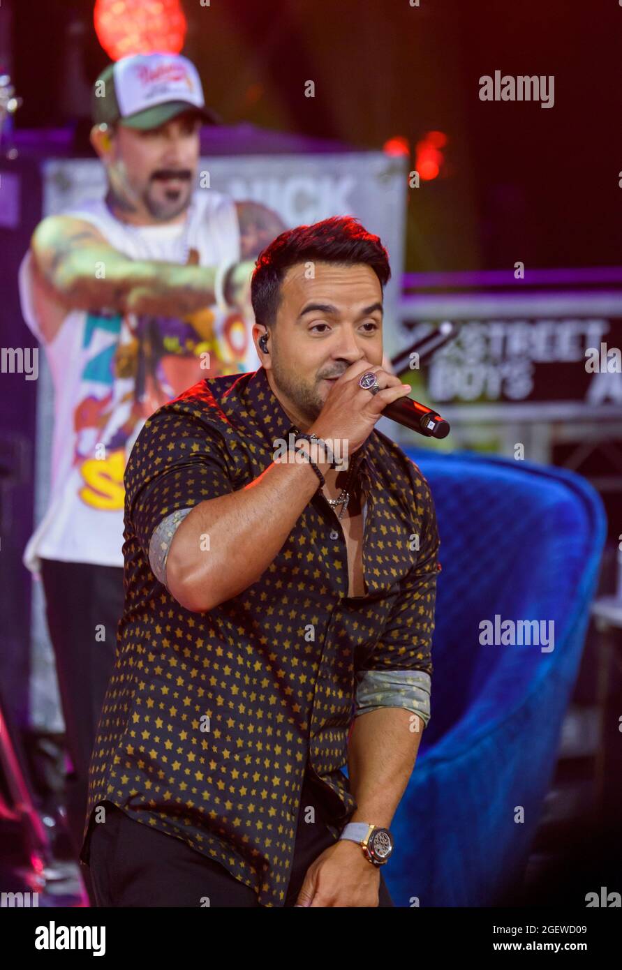 Las Vegas, NV, USA. August 2021. ***HAUSBERICHTE*** Luis Fonsi, aufgenommen bei der After Party Performance, mit Nick Carter, AJ McLean, Wanya Morris & Joey Fatone im Venetian Resort Las Vegas in Las Vegas, NV am 20. August 2021. Kredit: Gdp Fotos/Media Punch/Alamy Live Nachrichten Stockfoto