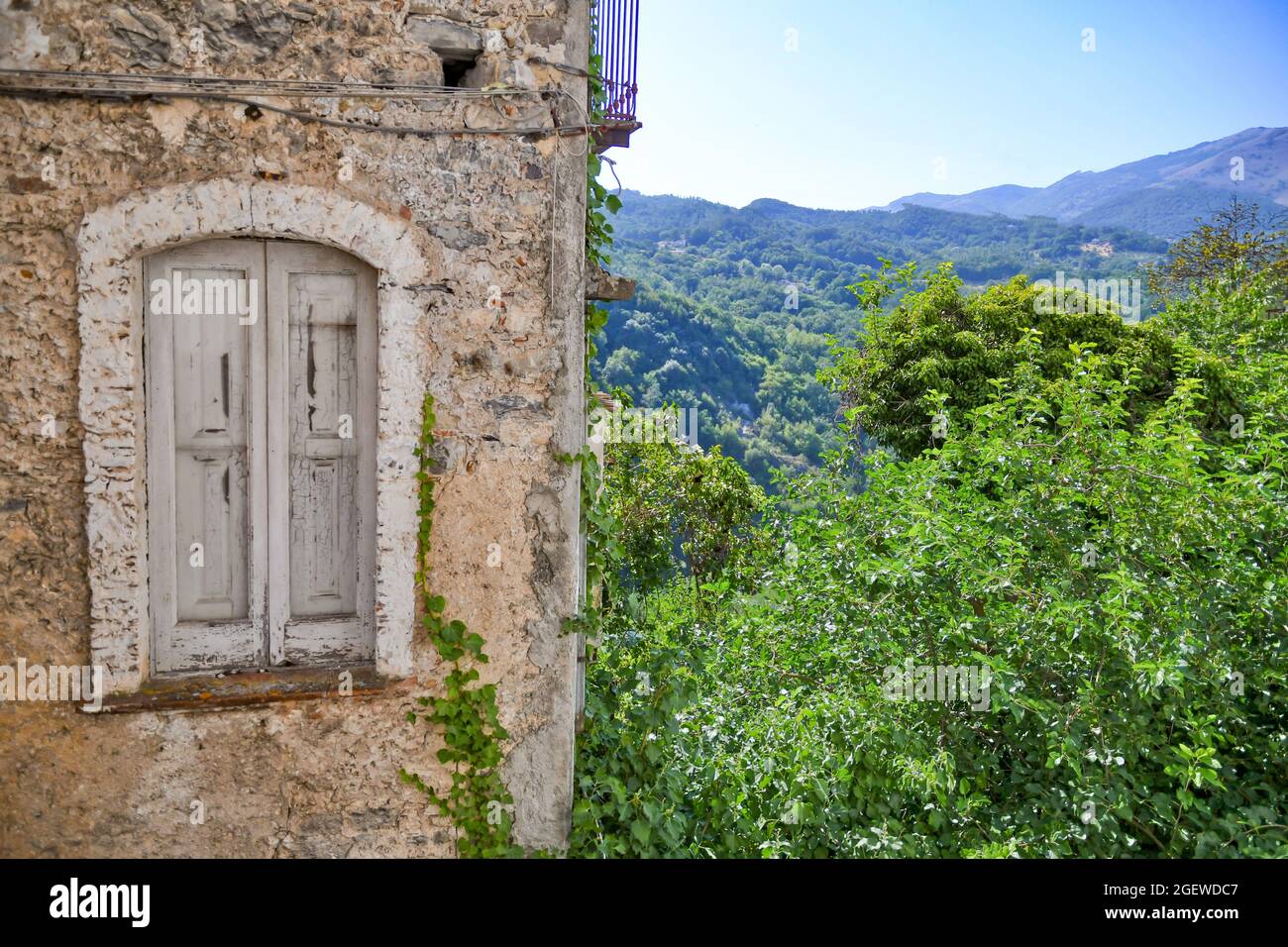 Das Fenster eines alten Hauses im historischen Zentrum von Rivello, einer mittelalterlichen Stadt in der Region Basilicata, Italien. Stockfoto