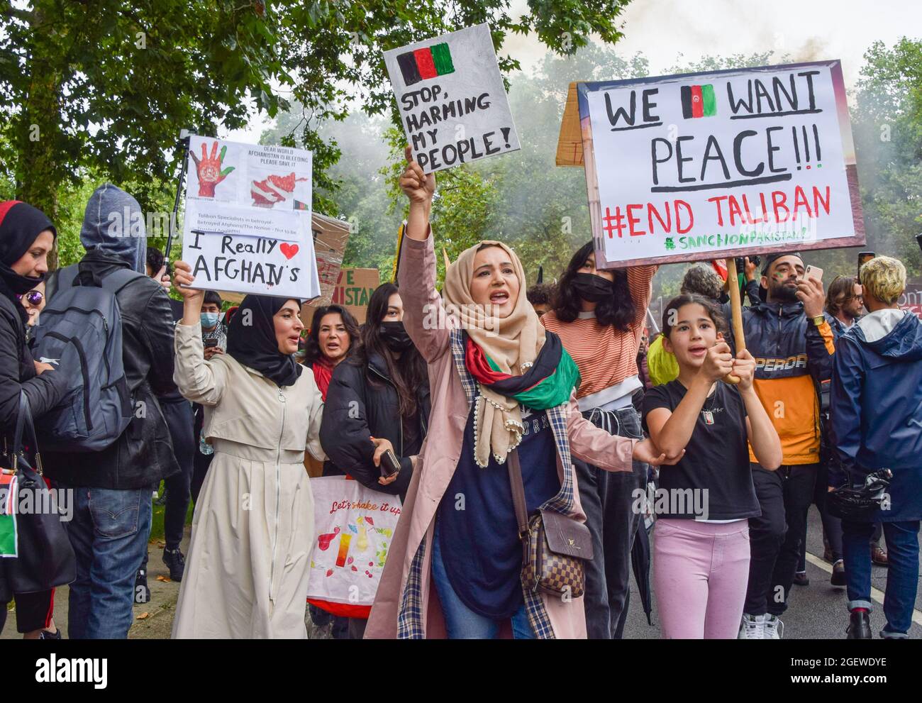 London, Großbritannien. August 2021. Demonstranten im Hyde Park. Demonstranten marschierten durch Central London, um gegen die Übernahme Afghanistans durch die Taliban und den Umgang mit der Situation im Land durch das Vereinigte Königreich und die USA zu protestieren und die britische Regierung aufzufordern, Sanktionen gegen Pakistan zu verhängen und der Bevölkerung Afghanistans zu helfen. (Kredit: Vuk Valcic / Alamy Live News) Stockfoto