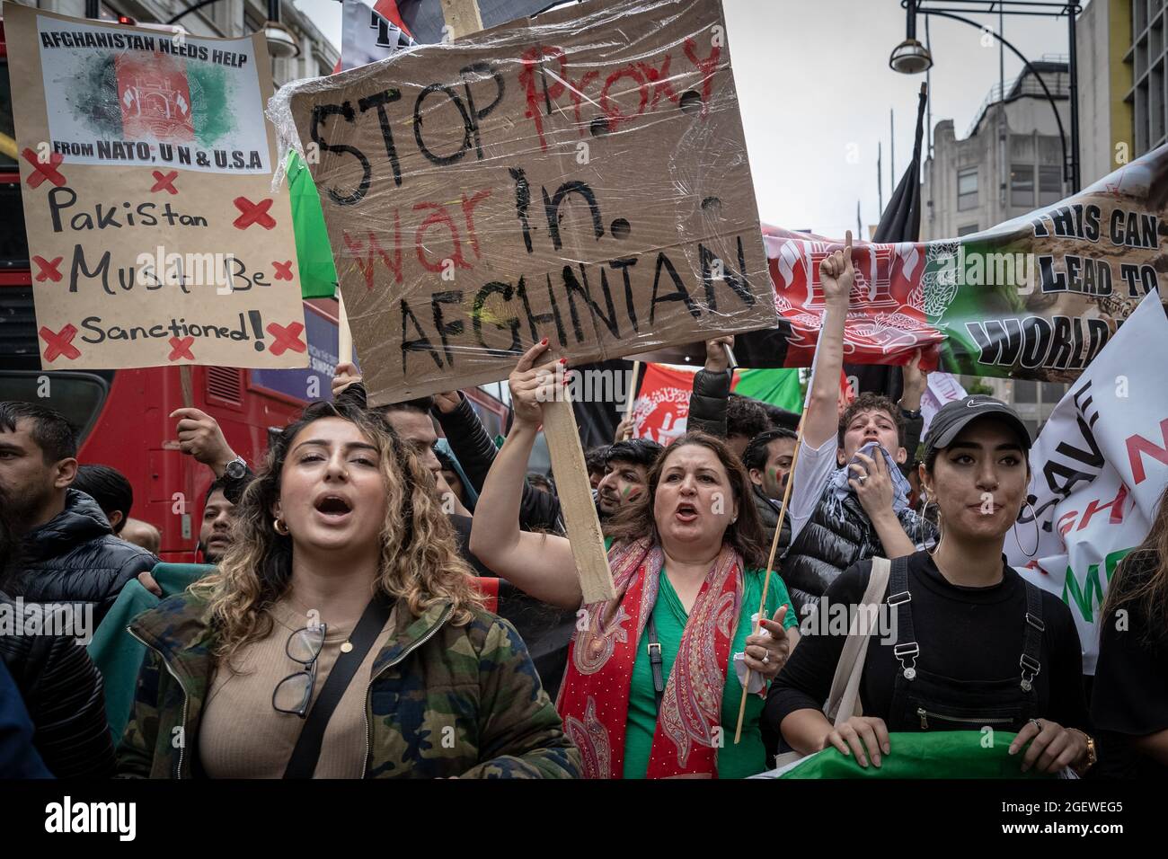 London, Großbritannien. August 2021. Massenproteste „Stoppen Sie die Tötung von Afghanen“. Tausende von britisch-afghanischen Menschen marschieren aus Protest gegen den kürzlichen Machtübernahme aller großen Städte Afghanistans durch die Taliban von Marble Arch nach Westminster. Die Demonstranten, viele von ihnen Frauen, hielten Plakate mit den Aufschrift „Stoppt die Unterdrückung afghanischer Frauen“, „Afghanistan blutet“ und „USA und NATO sind gescheitert“. Den Demonstranten schlossen sich Menschen aus dem Iran und dem Irak an, die Solidarität mit den Menschen in Afghanistan zeigten. Kredit: Guy Corbishley/Alamy Live Nachrichten Stockfoto
