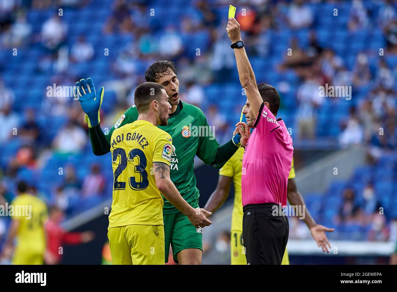 Diego Lopez von RCD Espanyol im Einsatz mit Moi Gomez von Villarreal CF während des Liga-Spiels zwischen RCD Espanyol und Villarreal CF im RCDE Stadium in Cornella, Spanien. Stockfoto