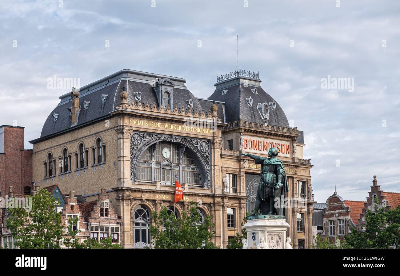 Gent, Flandern, Belgien - 30. Juli 2021: Jacob Van Artevelde Statue vor dem historischen Gebäude des Sozialistischen Bond Mouson unter bläulicher Wolkenlandschaft. Gree Stockfoto