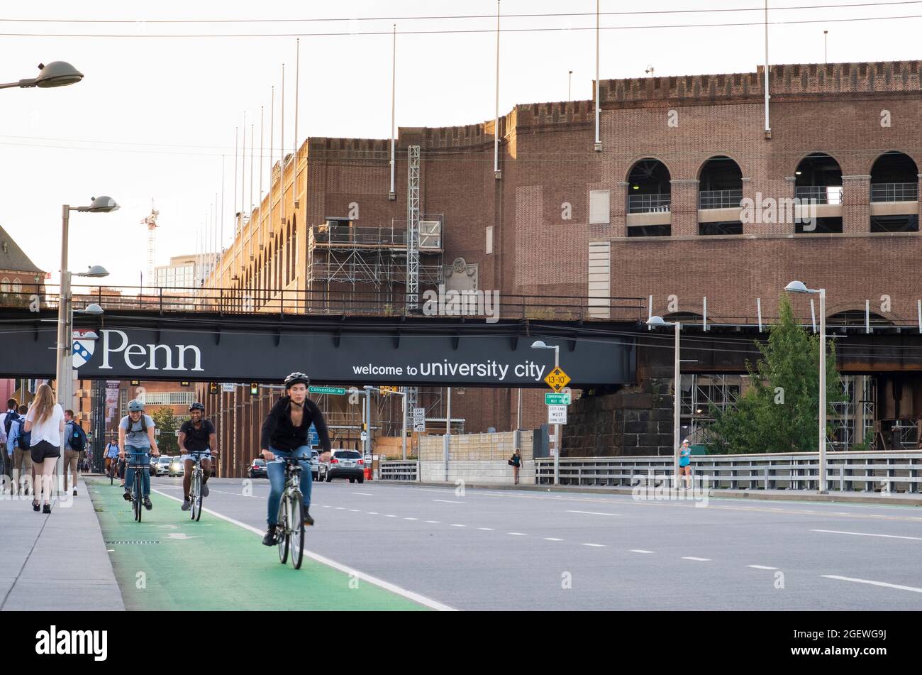 Radfahrer pendeln auf Straßen der Stadt Radwege mit Autos und Verkehr, University City, Philadelphia, Pennsylvania, USA Stockfoto