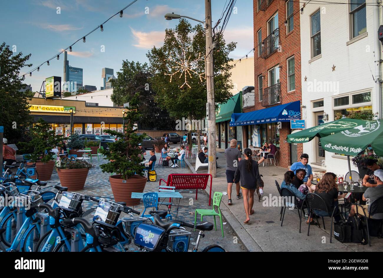 Park in einem ehemaligen Straßenbereich, umgeben von Geschäften und Cafés, Graduate Hospital Area, South Philadelphia, Pennsylvania, USA Stockfoto