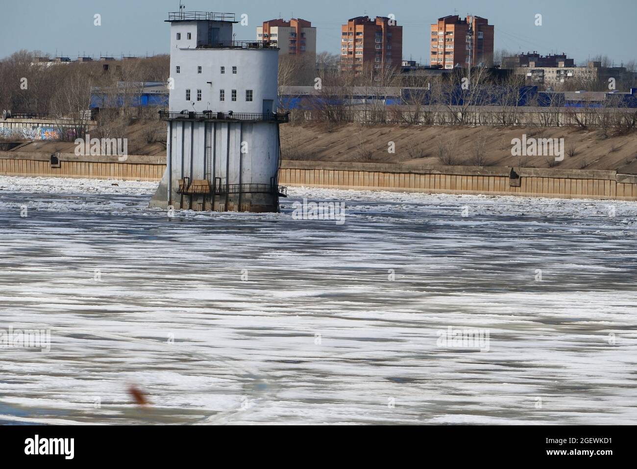 Federeisdrift. Im Frühling schmilzt das Eis am Fluss. Hochwertige Fotos Stockfoto