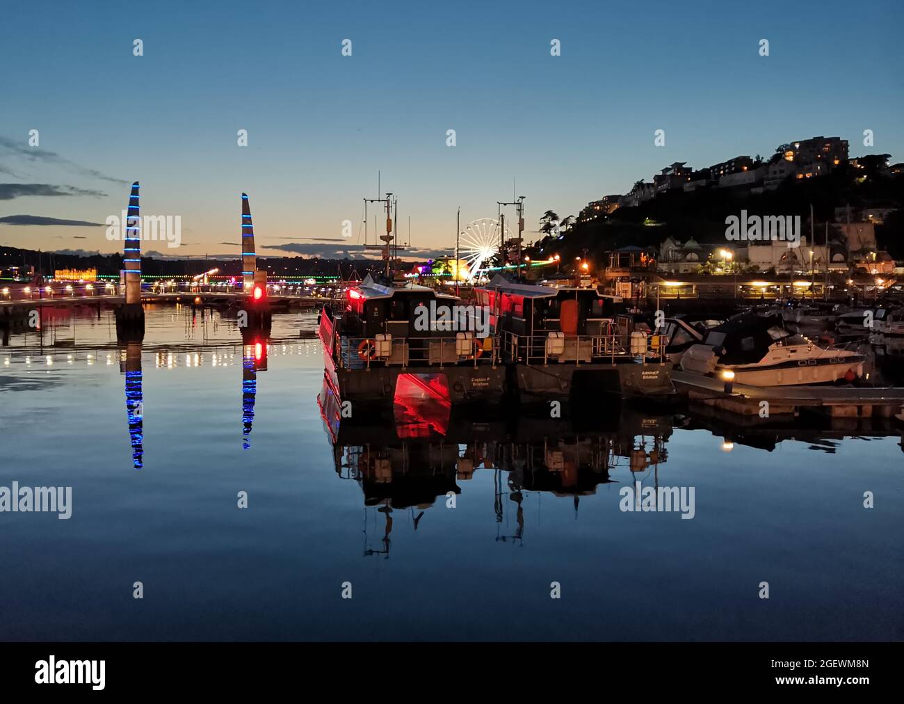 Torquay, Großbritannien. Samstag, 21. August 2021. Sonnenuntergang über Torquay Harbour nach einem Regensturm bei gutem Wetter in Großbritannien. Kredit: Thomas Faull/Alamy Live Nachrichten Stockfoto