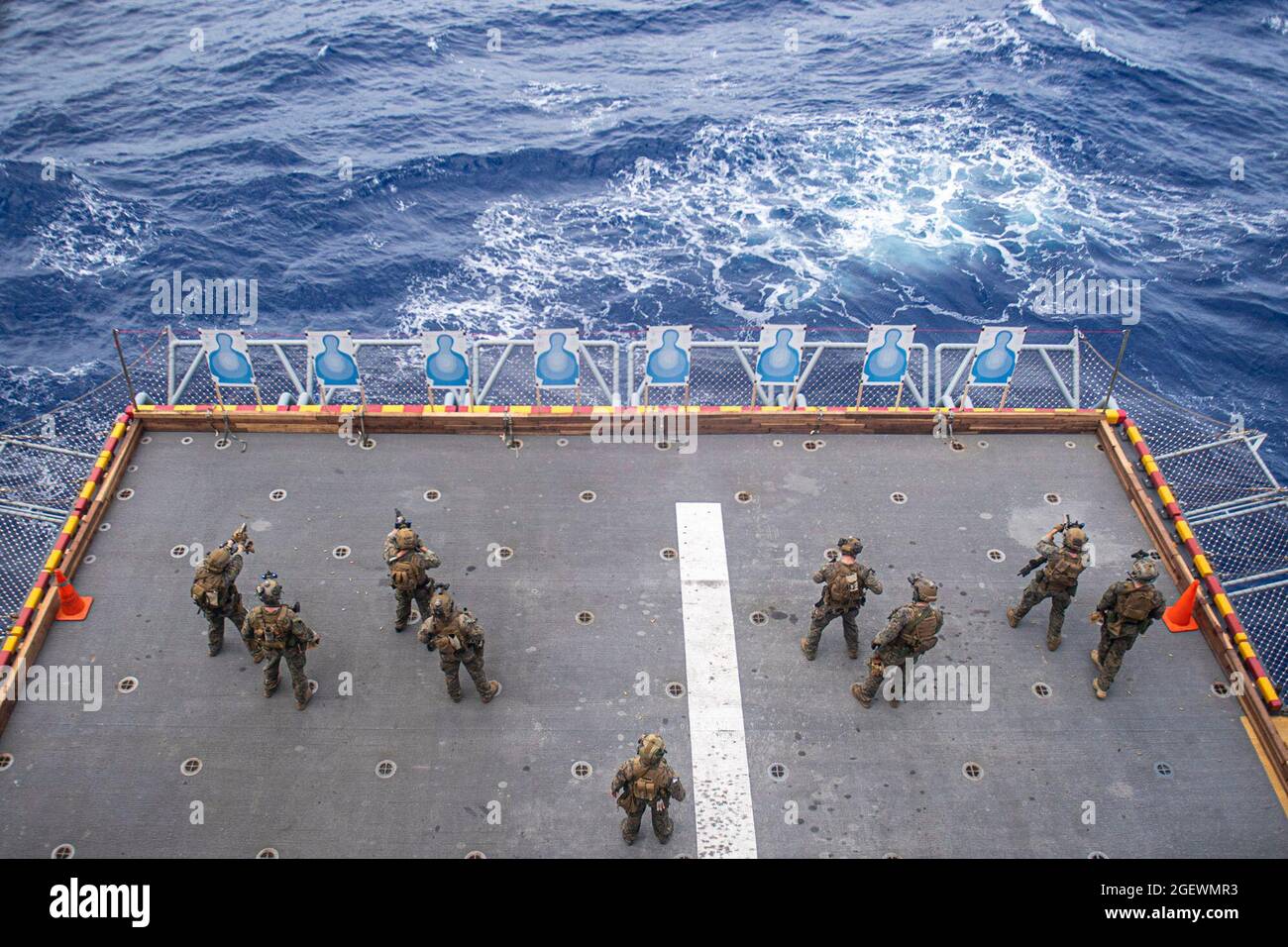 PAZIFIK (Aug 15, 2021) Marine, die der 31. Marine Expeditionary Unit zugewiesen wurde, nehmen an einer schnellen Seil- und Feuerübung auf dem Steuerbordlift des vorwärts eingesetzten amphibischen Angriffsschiffes USS America (LHA 6) Teil. Amerika, das Flaggschiff der America Expeditionary Strike Group, ist zusammen mit der 31. MEU im Verantwortungsbereich der 7. US-Flotte tätig, um die Interoperabilität mit Verbündeten und Partnern zu verbessern und als einsatzbereite Einsatztruppe für Frieden und Stabilität in der Indo-Pazifik-Region zu dienen. (USA Navy Foto von Mass Communication Specialist 3rd Class Thomas B. Stockfoto