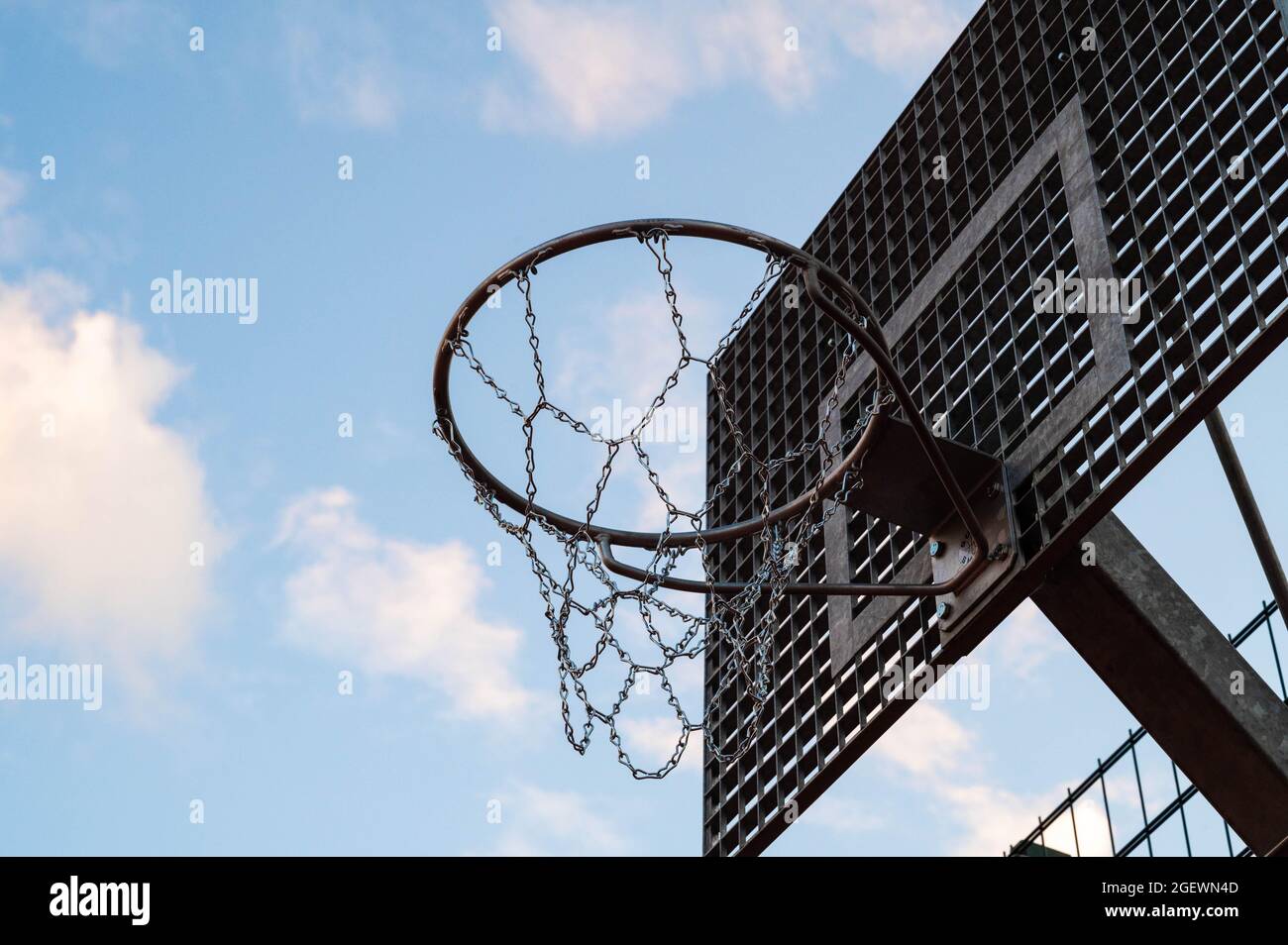 Outdoor metallic Street Basketball Reifen mit einem blauen Himmel im Hintergrund. Stockfoto