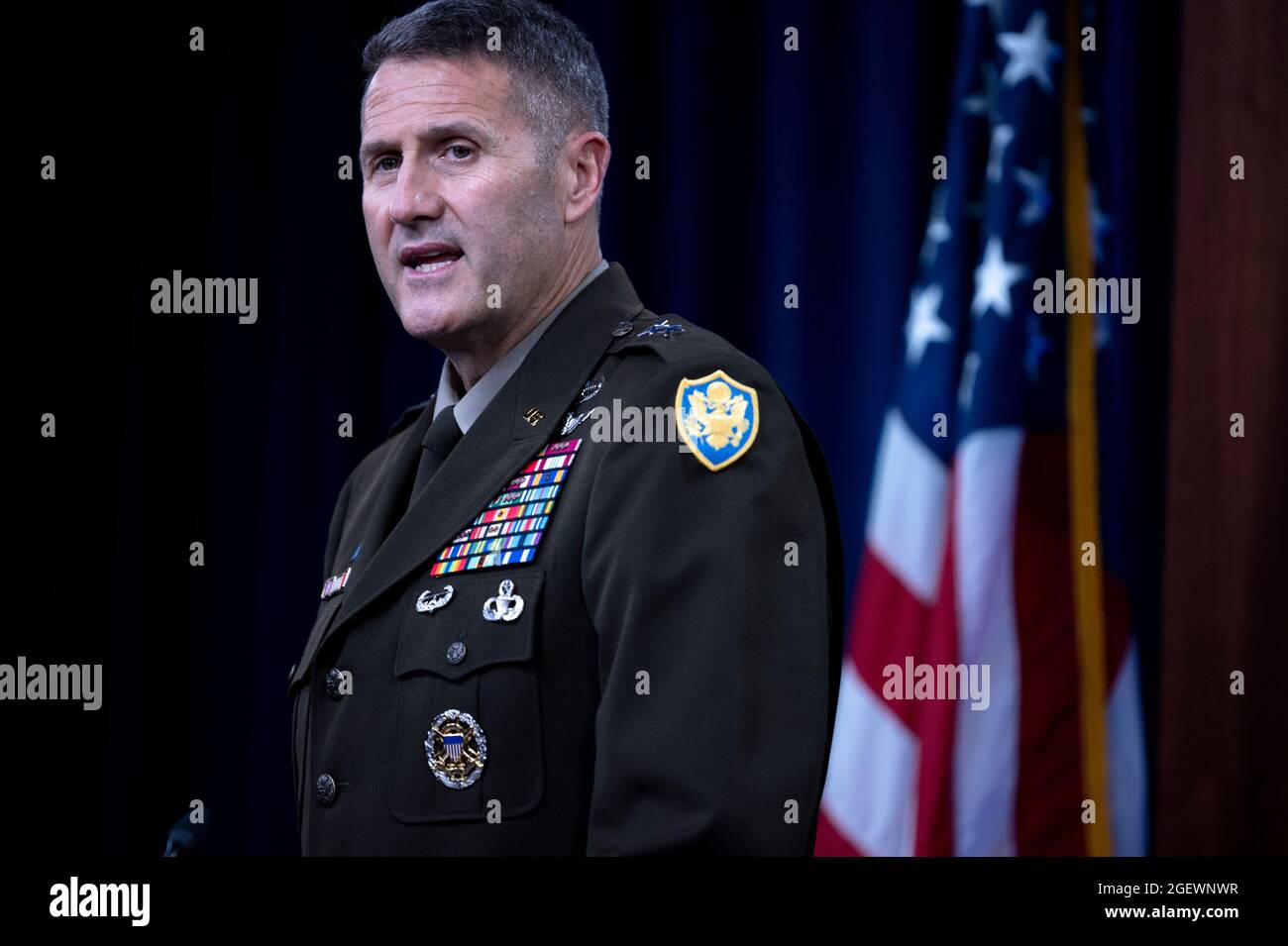 Arlington, Vereinigte Staaten Von Amerika. August 2021. Der stellvertretende Direktor des Joint Staff for Regional Operations, Generalmajor Hank Taylor, spricht bei einer Pressekonferenz über Afghanistan am 21. August 2021 im Pentagon in Arlington, Virginia. Quelle: Planetpix/Alamy Live News Stockfoto