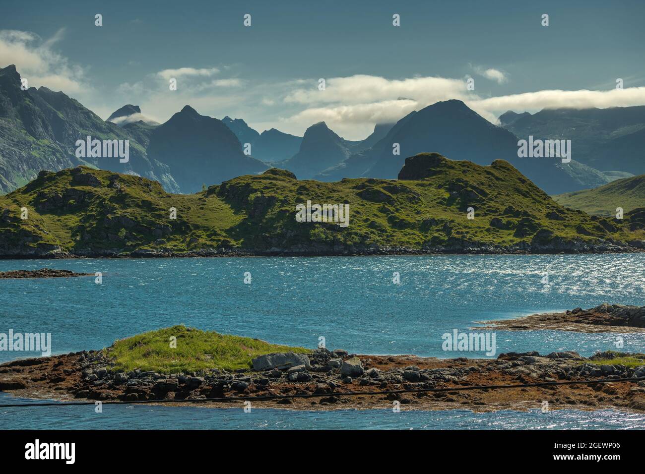 Lofoten unverwechselbare Landschaft mit dramatischen Bergen und Zinnen, offenem Meer und geschützten Buchten, Stränden und unberührtem Land. Nordland County, Norwegen. Stockfoto