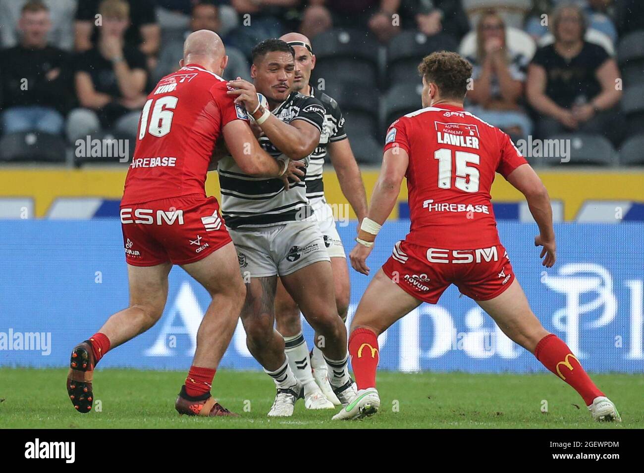 Bureta Faraimo (2) von Hull FC wird am 8/21/2021 von George King (16) von Hull KR in gestoppt. (Foto von David Greaves/News Images/Sipa USA) Quelle: SIPA USA/Alamy Live News Stockfoto