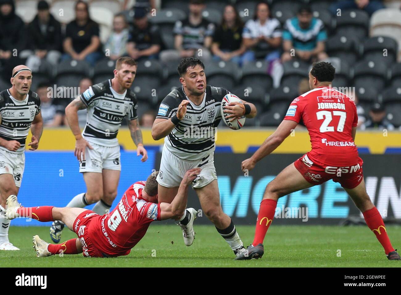 Andre Savelio (11) von Hull FC wird am 8/21/2021 von Matt Parcell (9) von Hull KR in Angriff genommen. (Foto von David Greaves/News Images/Sipa USA) Quelle: SIPA USA/Alamy Live News Stockfoto