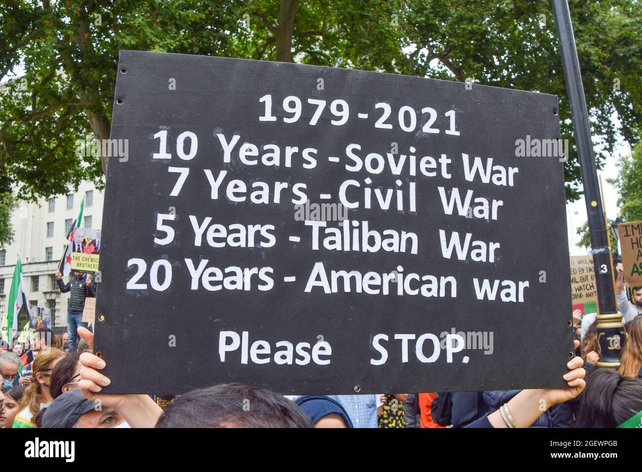 London, Großbritannien. August 2021. Demonstranten vor der Downing Street. Demonstranten marschierten durch Central London, um gegen die Übernahme Afghanistans durch die Taliban und den Umgang mit der Situation im Land durch das Vereinigte Königreich und die USA zu protestieren und die britische Regierung aufzufordern, Sanktionen gegen Pakistan zu verhängen und der Bevölkerung Afghanistans zu helfen. (Kredit: Vuk Valcic / Alamy Live News) Stockfoto