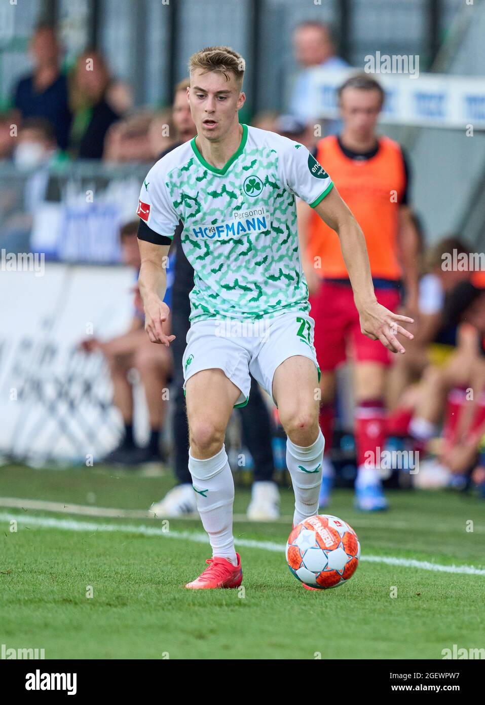 Gian-Luca ITTER, Fürth Nr. 27 im Spiel SpVgg GREUTHER FÜRTH - ARMINIA BIELEFELD 1-1 1.Deutsche Fußballliga am 21. August 2021 in Fürth, Deutschland Saison 2021/2022, Spieltag 2, 1.Bundesliga, Fürth, 2.Spieltag. © Peter Schatz / Alamy Live News - die DFL-VORSCHRIFTEN VERBIETEN DIE VERWENDUNG VON FOTOS als BILDSEQUENZEN und/oder QUASI-VIDEO - Stockfoto