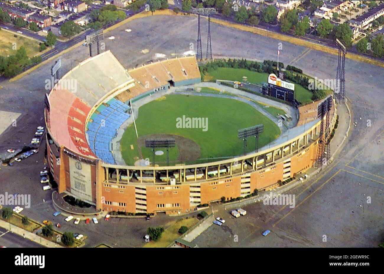 Das Memorial Stadium in Baltimore, Maryland, wurde 1954 für mehr als 6 Millionen Sitzplätze 60,000 fertiggestellt und ist die Heimat der Major League Baseballspieler Baltimore Orioles und der Baltimore Colts der NFL. Stockfoto