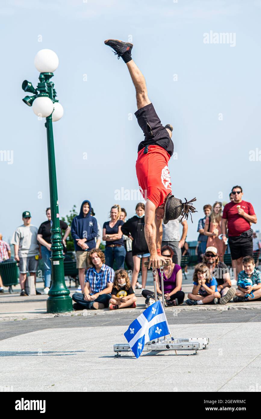 Quebec City, Kanada - 19 2021. Juli: Die acrobat-Show vor der Angle-Skulptur in der Innenstadt von Quebec City Stockfoto