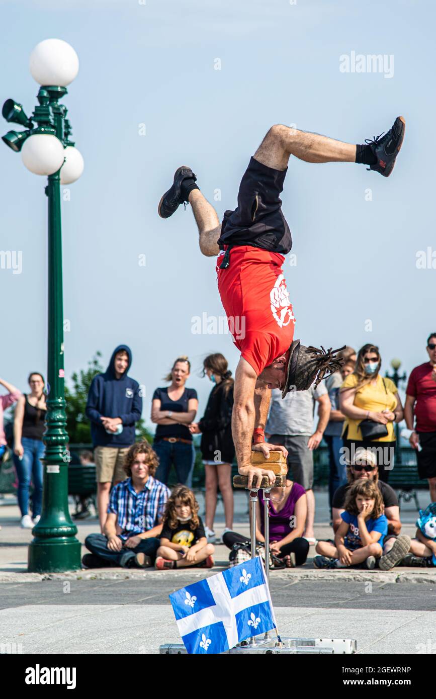 Quebec City, Kanada - 19 2021. Juli: Die acrobat-Show vor der Angle-Skulptur in der Innenstadt von Quebec City Stockfoto