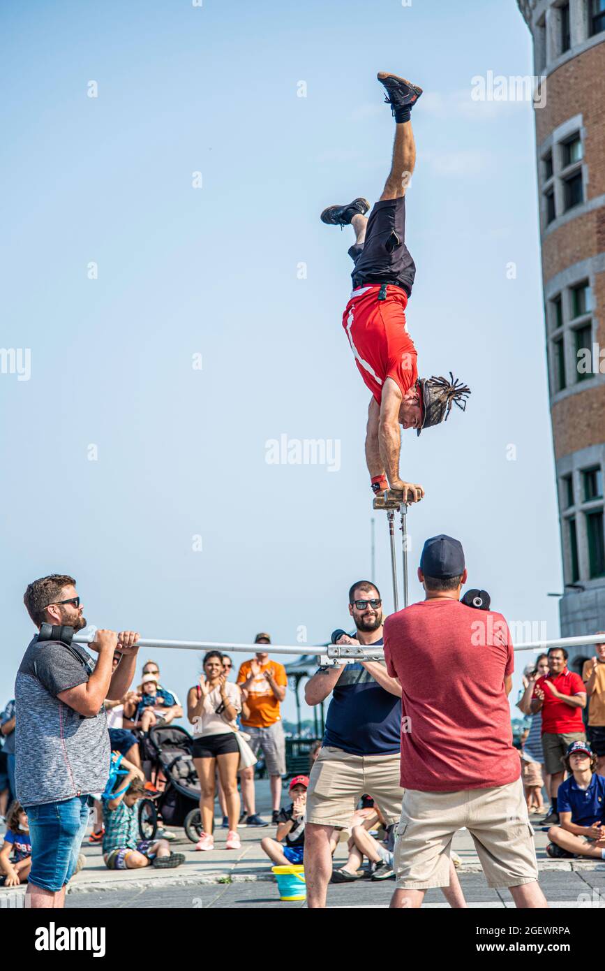Quebec City, Kanada - 20. August 2019: Die acrobat-show vor der Winkelskulptur in der Innenstadt von Quebec City Stockfoto