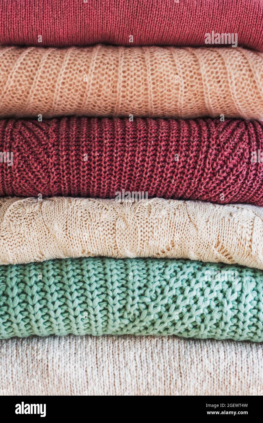 Warme, kuschelige Strickpullover für Damen. Gemütliche Herbst- oder Winterkleidung. Hintergrund. Stockfoto