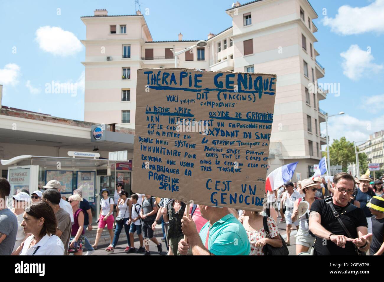 21. August 2020, Toulon, var, Frankreich: Ein Demonstrator mit einem Plakat, auf dem erklärt wird, dass die Gentherapie des Boten-RNA-Impfstoffs ein Gift ist, das während des Protestes in die Körper von Menschen gespritzt wird.am Samstag, dem 21. August 2021, ist der sechste Tag der Mobilisierung gegen die Impfpolitik und die Anwendung des Gesundheitsausweises. In Toulon (Var) gab es laut Behörden 6000 Demonstranten. Die Hauptlosungen kritisieren die Regierungsentscheidungen als diktatorisch. Einige der Plakate enthalten Schilder und Slogans, die die aktuelle Situation mit dem Nazi-Regime und dem Zweiten Weltkrieg vergleichen. (Bild: © Stockfoto