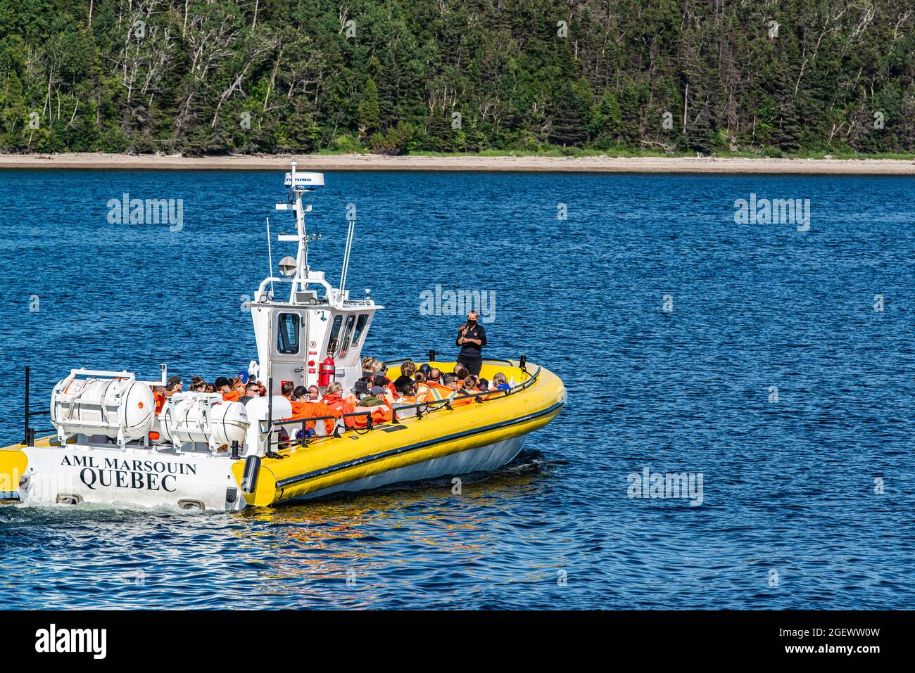 Tadoussac, Kanada - 23 2021. Juli: Zodiac Boot zur Walbeobachtung im Saguenay River Stockfoto