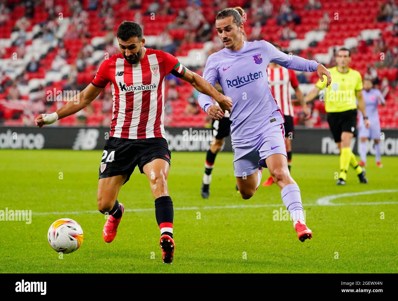 Fussball Laliga Athletic Bilbao Gegen Fc Barcelona San Mames Bilbao Spanien 21 August 2021 Mikel Balenziaga Von Athletic Bilbao Im Einsatz Mit Antoine Griezmann Reuters Vincent West Vom Fc Barcelona Stockfotografie Alamy