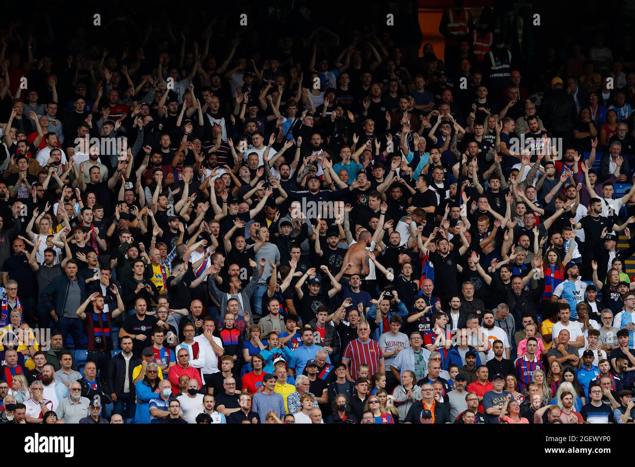 21. August 2021; Selhurst Park, Crystal Palace, London, England, Premier League Fußball, Crystal Palace gegen Brentford; Crystal Palace Ultra Fans Holmesdale Fanatiker in den Tribünen Stockfoto