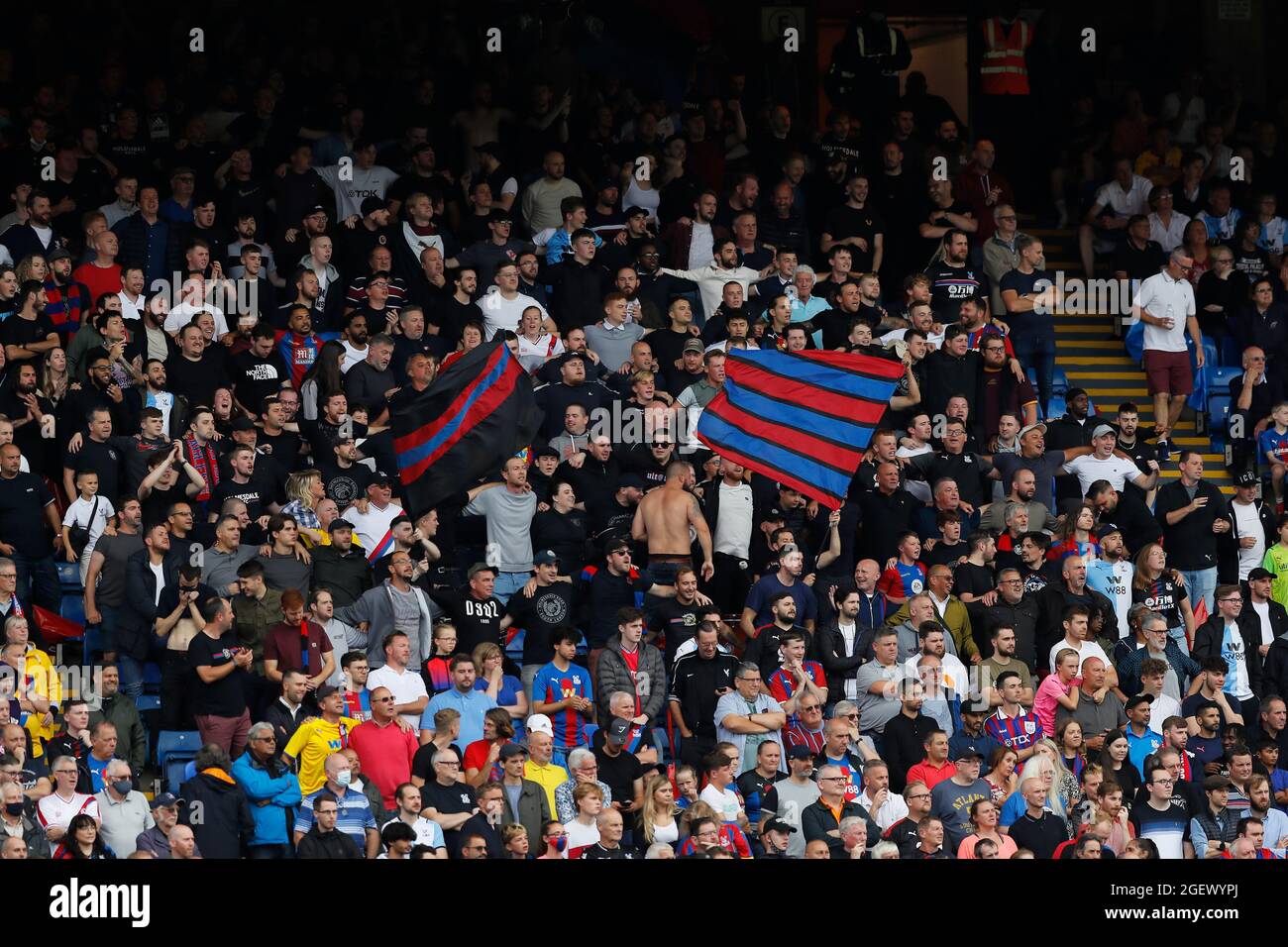 21. August 2021; Selhurst Park, Crystal Palace, London, England, Premier League Fußball, Crystal Palace gegen Brentford; Crystal Palace Ultra Fans Holmesdale Fanatiker in den Tribünen Stockfoto