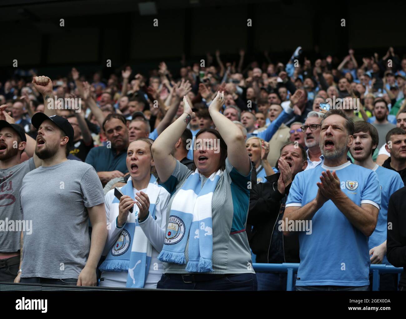 21. August 2021; Manchester City Stadium, Manchester, England, Premier League Football, Manchester City gegen Norwich; Manchester City-Fans im sicheren Stehen begrüßen ihr Team zum ersten Mal seit über einem Jahr aufgrund von Covid-Beschränkungen Stockfoto