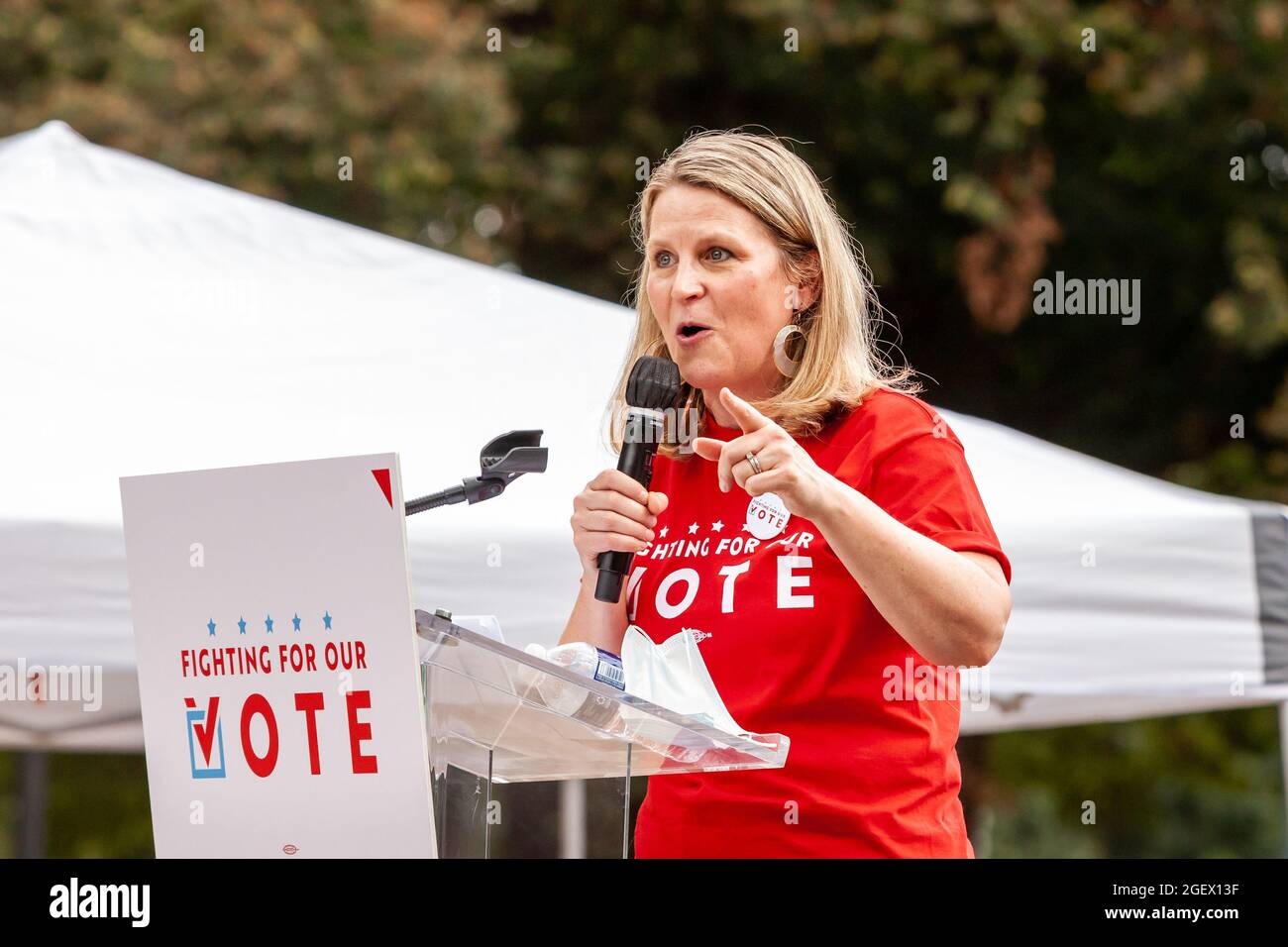 Washington, DC, USA, 21. August 2021. Im Bild: Liz Shuler, die neu gewählte Präsidentin des AFL-CIO und erste Frau, die das Amt innehierte, spricht während eines Stimmrechtsprotesten auf dem Capitol Hill. Die Kundgebung wurde durch den Kampf um unsere Stimme, eine Koalition aus ACLU, NAACP und anderen Organisationen, veranstaltet. Zu den Rednern gehörten Mitglieder und die Führung mehrerer Gewerkschaften, die alle die Notwendigkeit unterstrichen, weiterhin für das Wahlrecht zu kämpfen. Kredit: Allison Bailey / Alamy Live Nachrichten Stockfoto
