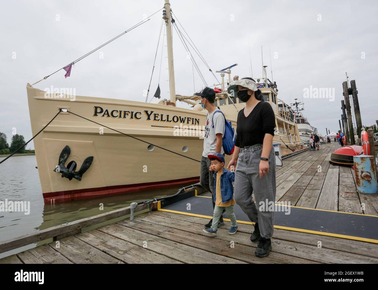 Richmond, Kanada. August 2021. Am 21. August 2021 besuchen die Menschen am Dock Vintage-Schiffe während des 18. Jährlichen Maritime Festivals in Richmond, British Columbia, Kanada. Das 18. Jährliche Richmond Maritime Festival, das vom 21. Bis 22. August stattfindet, zeigt das kulturelle und maritime Erbe mit historischen Artefakten, maritimen Ausstellungen und Aufführungen. Quelle: Liang Sen/Xinhua/Alamy Live News Stockfoto