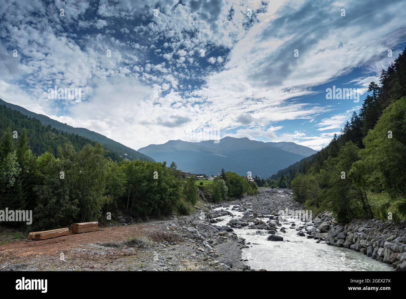 Der Frodolfod-Bach fließt durch die Valfurva und mündet von links in den Fluss Adda kurz nach der Stadt Bormio Stockfoto