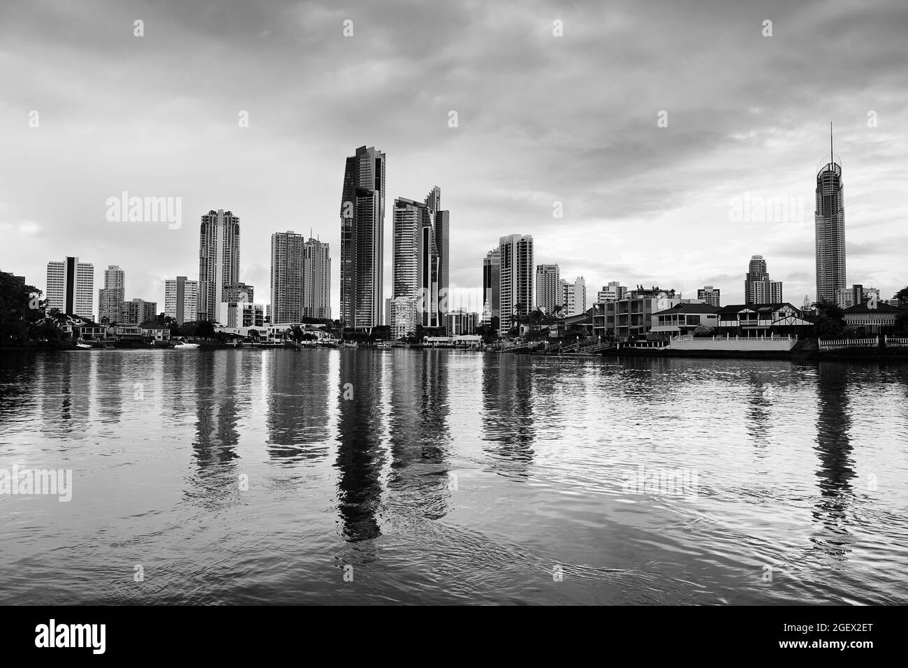Dramatischer schwarz-weißer Eindruck des Nerang Flusses und der Gold Coast Surfers Paradise Hochhäuser in malerischer Stadtlandschaft. Stockfoto