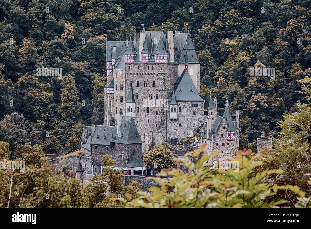 Burg Eltz In Rheinland Pfalz -Fotos Und -Bildmaterial In Hoher ...