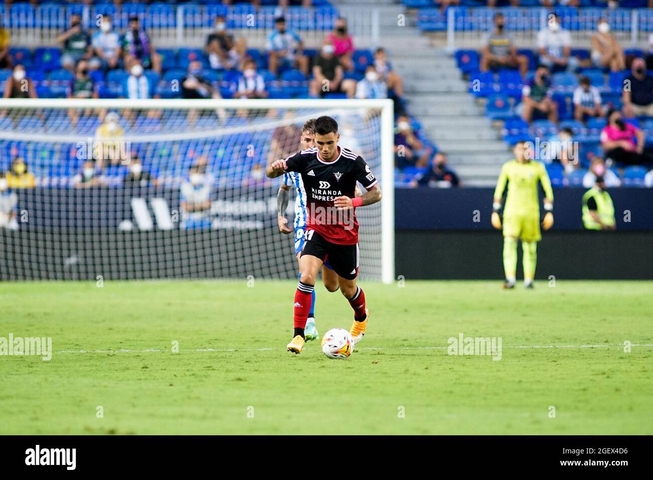 Malaga, Spanien. August 2021. Simon Moreno von CD Mirandes in Aktion während des LaLiga Smartbank 2021-2022-Spiels zwischen Malaga CF und CD Mirandes im La Rosaleda Stadium.Final Score; Malaga CF 0:0 CD Mirandes. (Foto von Francis Gonzalez/SOPA Images/Sipa USA) Quelle: SIPA USA/Alamy Live News Stockfoto