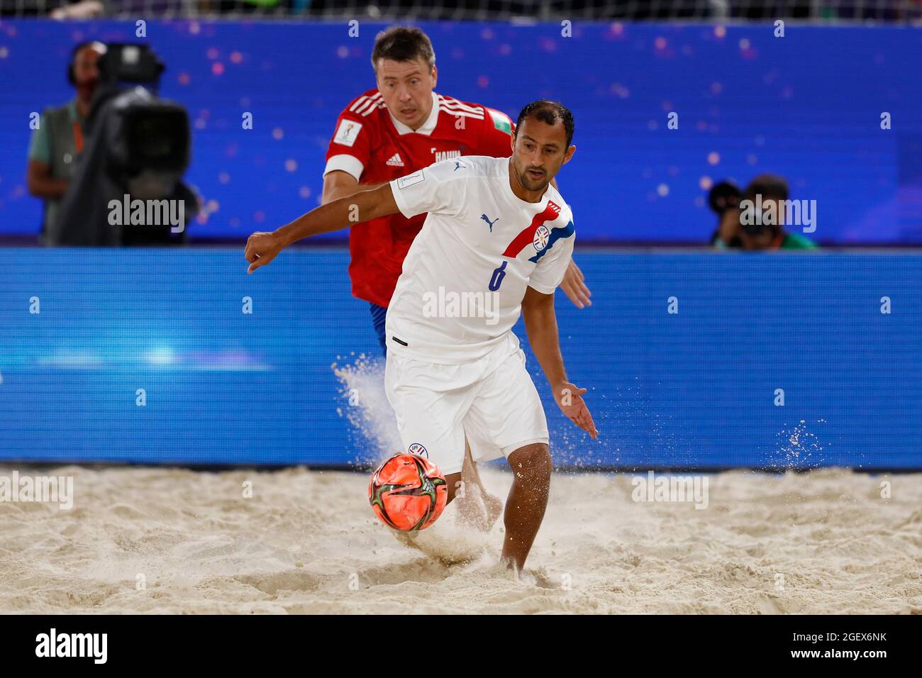 21. August 2021; Luzhniki-Stadion, Moskau, Russland: FIFA World Cup Beach Football Turnier; Yury Krash aus Russland gegen Pedro Morán aus Paraguay, während des Spiels zwischen Russland und Paraguay, für die 2. Runde der Gruppe A Stockfoto